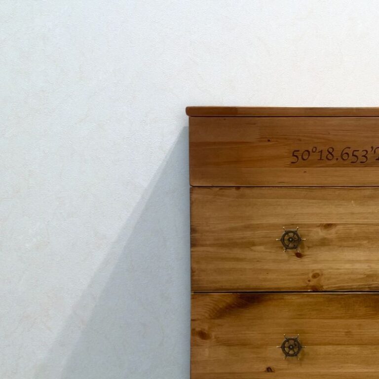komoda z grawerem koordynatów