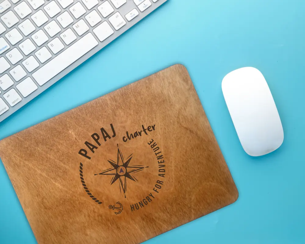 drewniana podkładka pod mysz z logo firmy